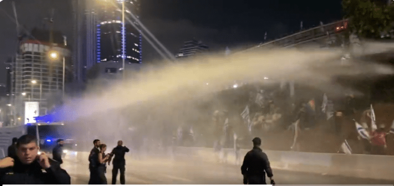 אחרי הדחת אשד: המכת"זיות מפזרות את המפגינים באיילון