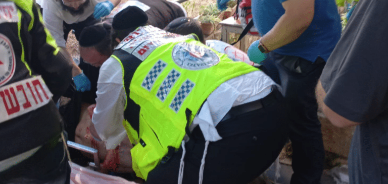 חשד לפיגוע דקירה בגילה: גבר נמצא מדמם בכביש