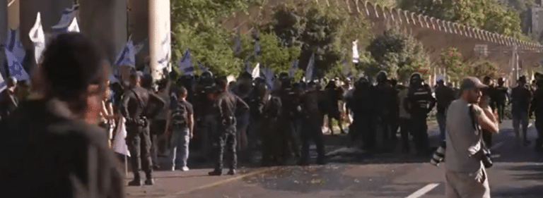 מכת"זית מנסה לפנות את האנרכיסטים מכביש בגין