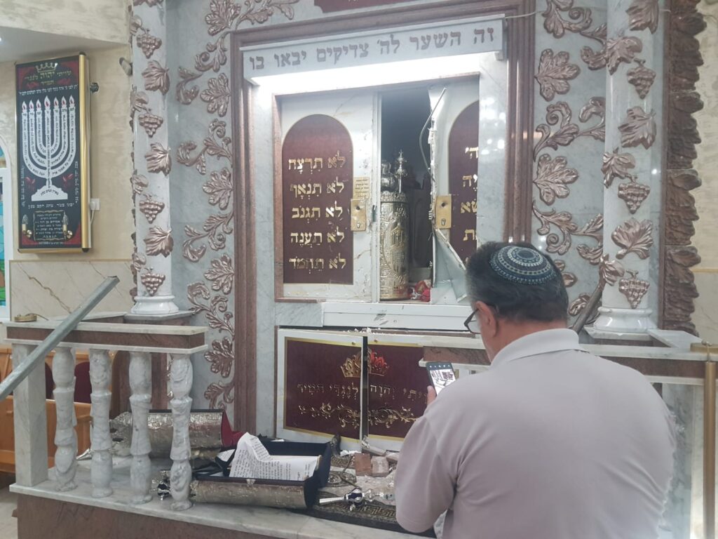 תיעוד מזעזע: הפורעים השחיתו את ביה"כ וספרי התורה