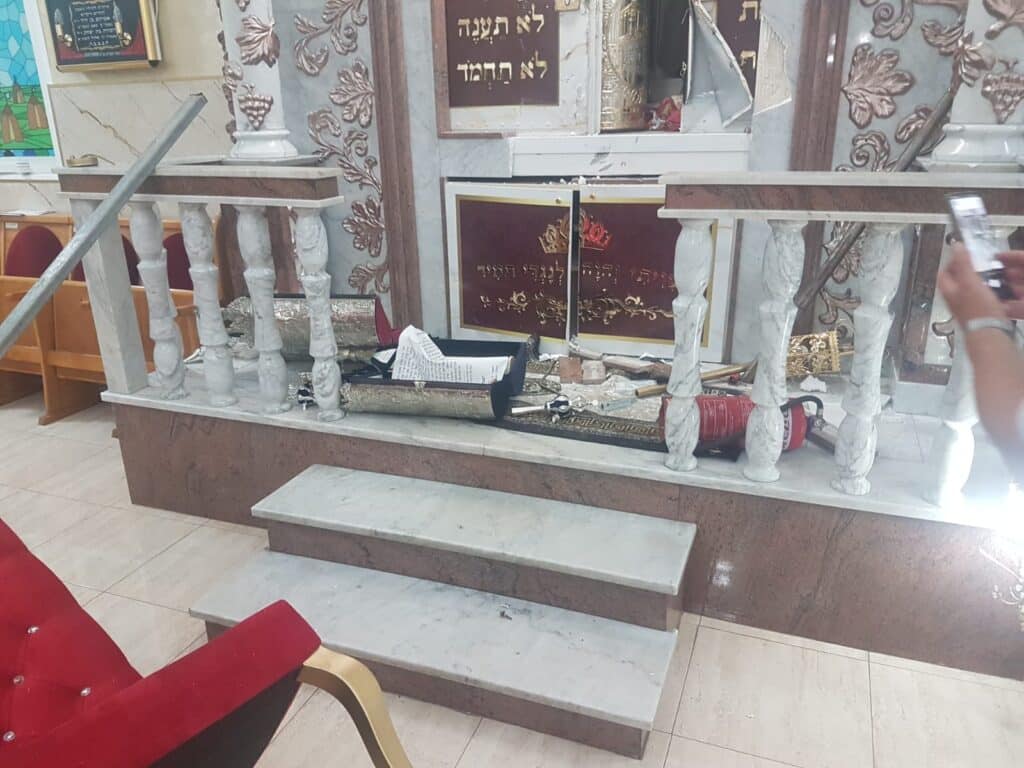 תיעוד מזעזע: הפורעים השחיתו את ביה"כ וספרי התורה