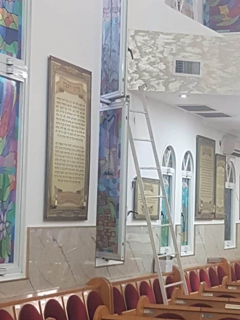 תיעוד מזעזע: הפורעים השחיתו את ביה"כ וספרי התורה