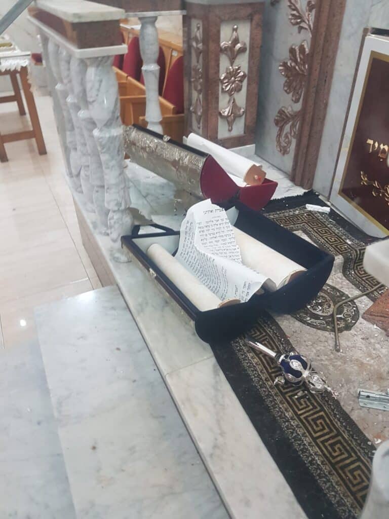 תיעוד מזעזע: הפורעים השחיתו את ביה"כ וספרי התורה