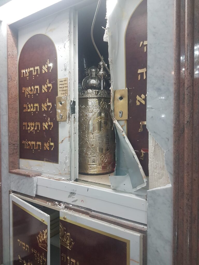 תיעוד מזעזע: הפורעים השחיתו את ביה"כ וספרי התורה