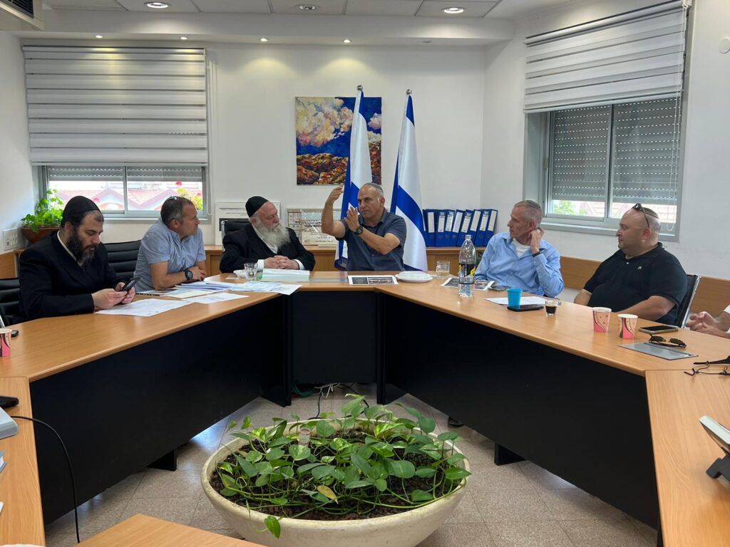 "זכות גדולה": גולדקנופף פתח את שנת הלימודים בחברון