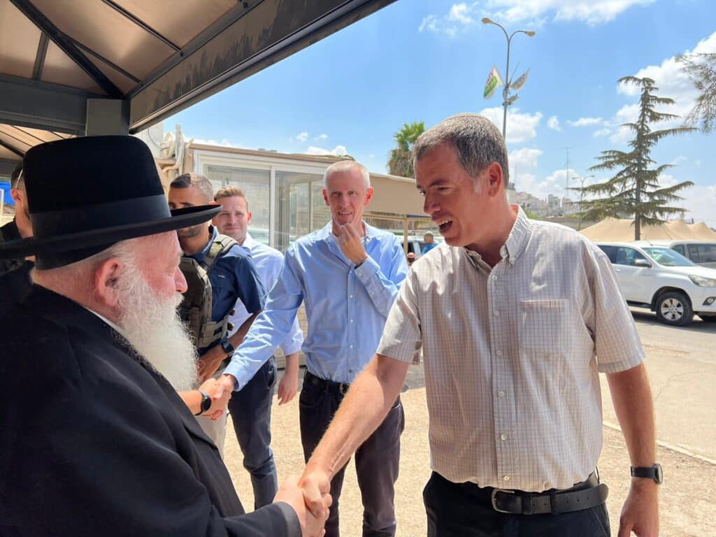 "זכות גדולה": גולדקנופף פתח את שנת הלימודים בחברון