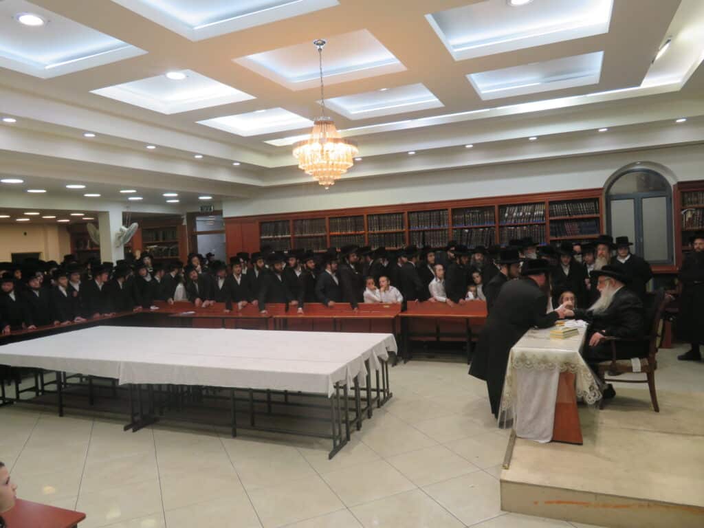 לשנה טובה: חסידי צאנז עברו להתברך מהאדמו"ר