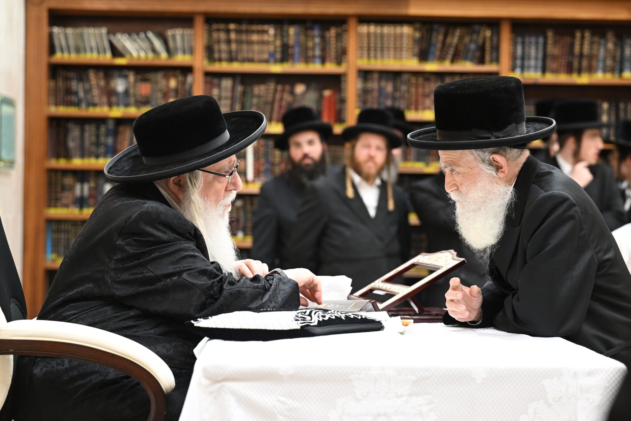 לשנה טובה: חסידי צאנז עברו להתברך מהאדמו"ר