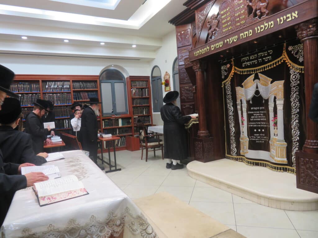 לשנה טובה: חסידי צאנז עברו להתברך מהאדמו"ר