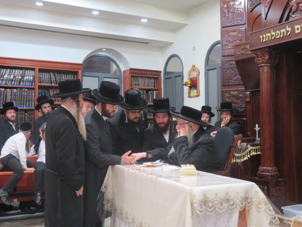 לשנה טובה: חסידי צאנז עברו להתברך מהאדמו"ר