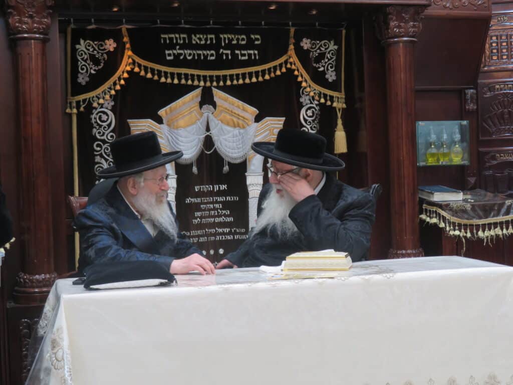 לשנה טובה: חסידי צאנז עברו להתברך מהאדמו"ר