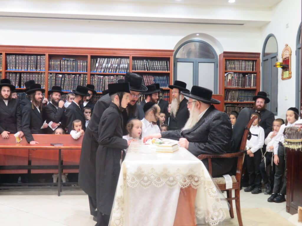 לשנה טובה: חסידי צאנז עברו להתברך מהאדמו"ר