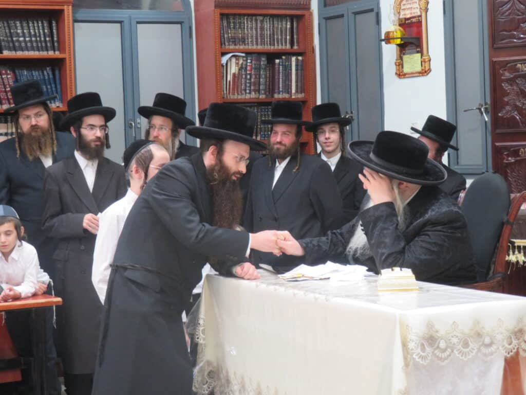 לשנה טובה: חסידי צאנז עברו להתברך מהאדמו"ר