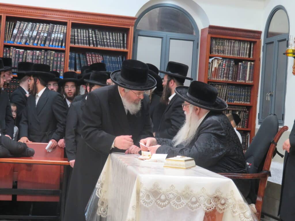 לשנה טובה: חסידי צאנז עברו להתברך מהאדמו"ר