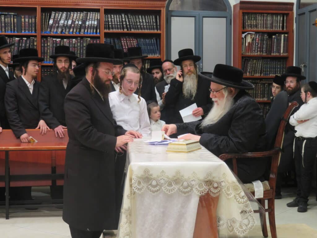 לשנה טובה: חסידי צאנז עברו להתברך מהאדמו"ר