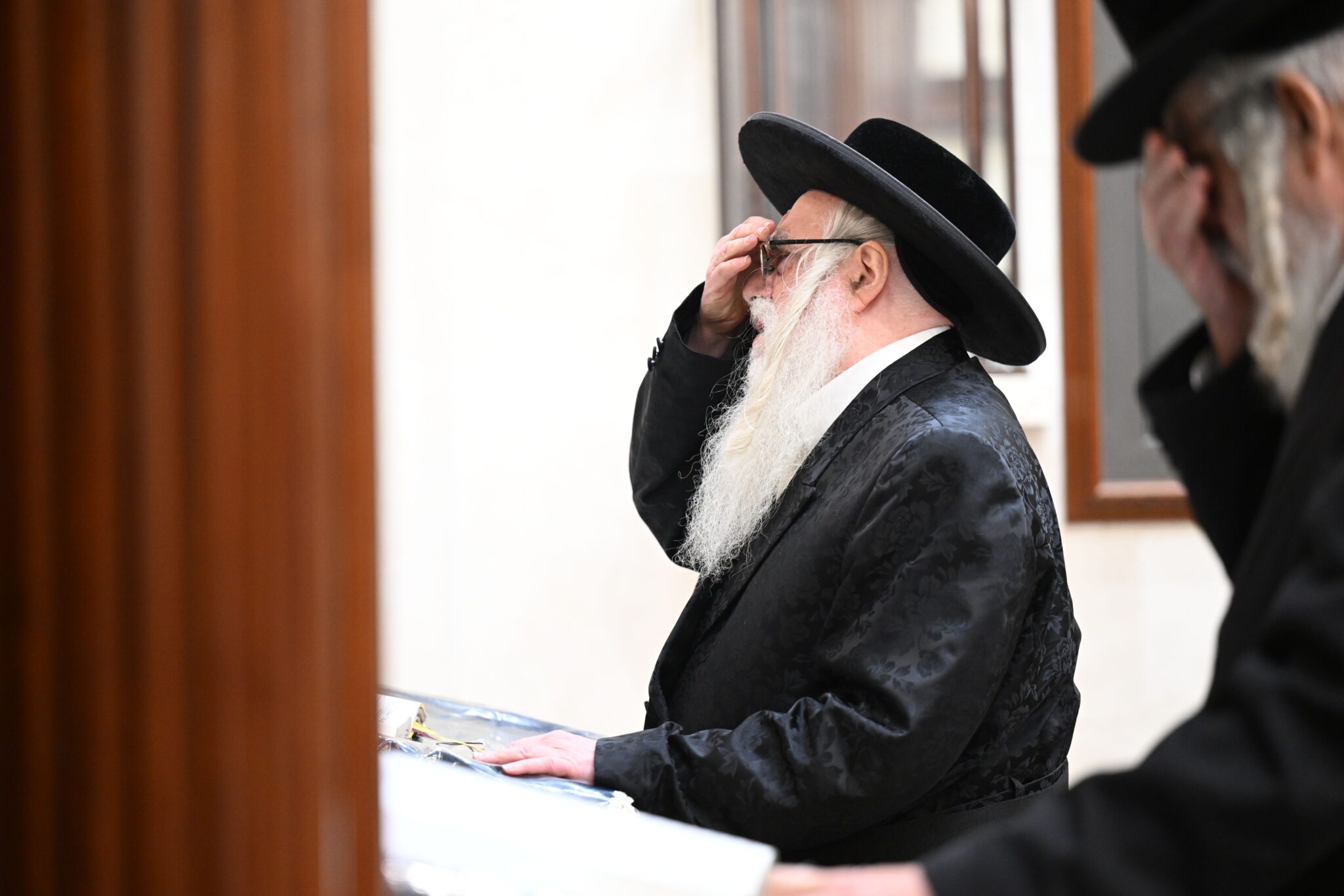 לשנה טובה: חסידי צאנז עברו להתברך מהאדמו"ר