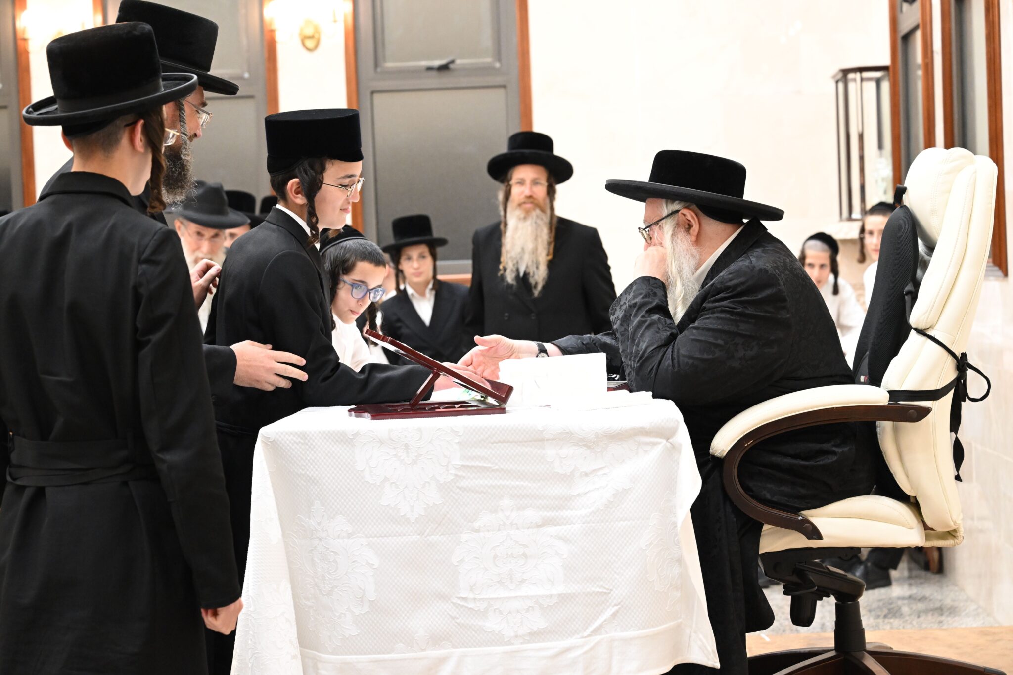 לשנה טובה: חסידי צאנז עברו להתברך מהאדמו"ר