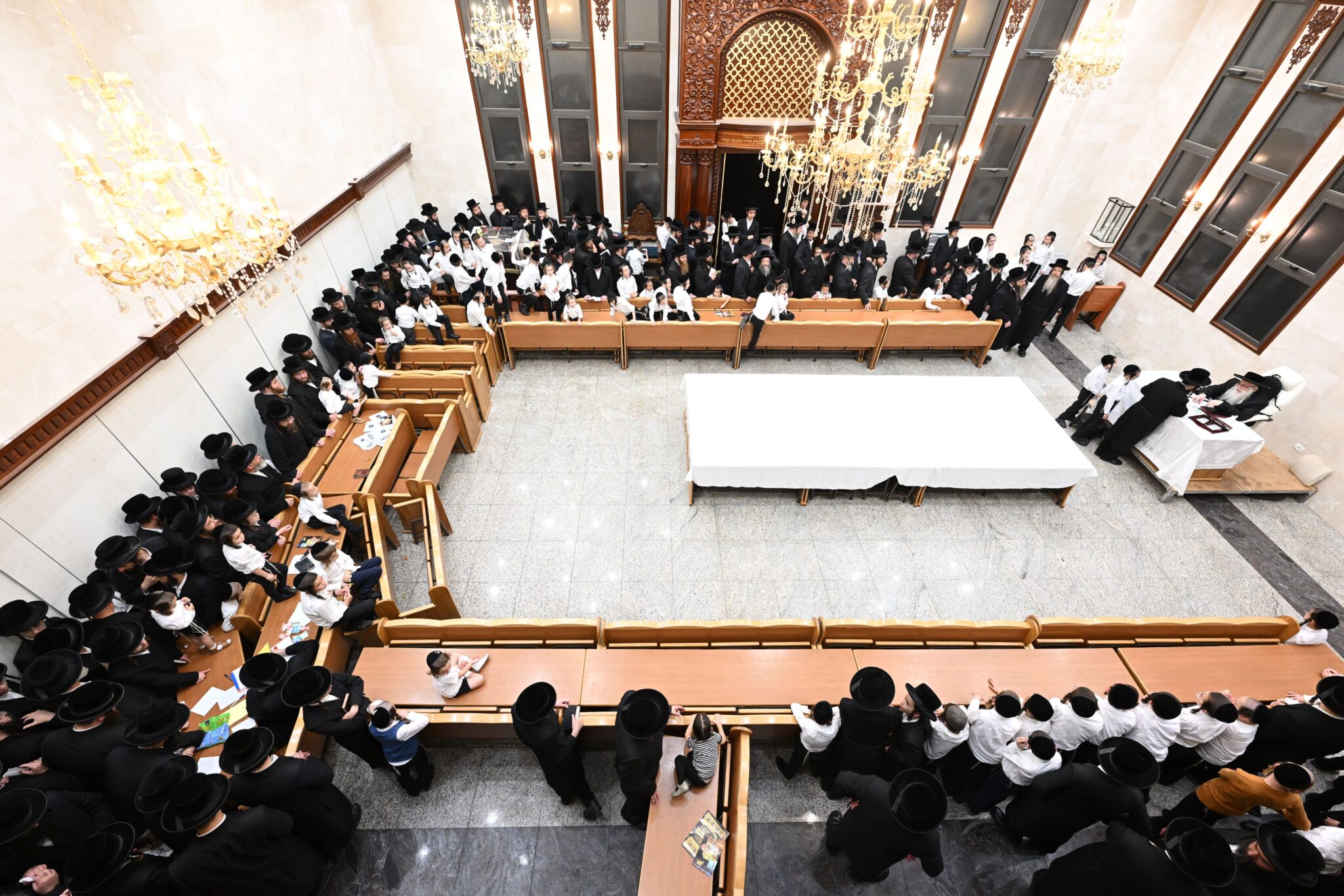 לשנה טובה: חסידי צאנז עברו להתברך מהאדמו"ר