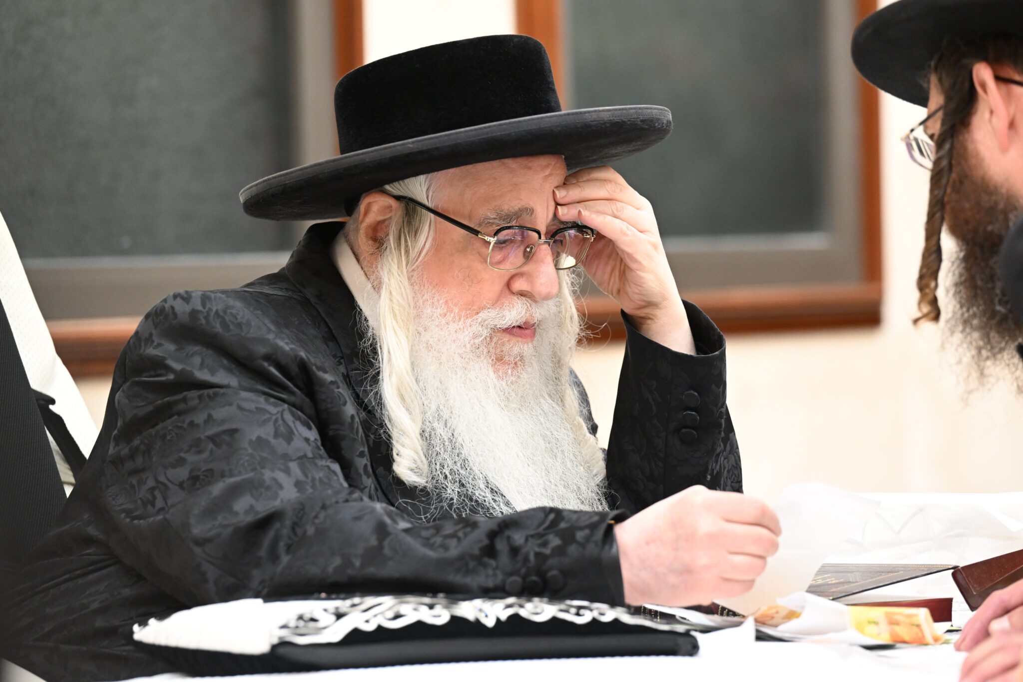 לשנה טובה: חסידי צאנז עברו להתברך מהאדמו"ר