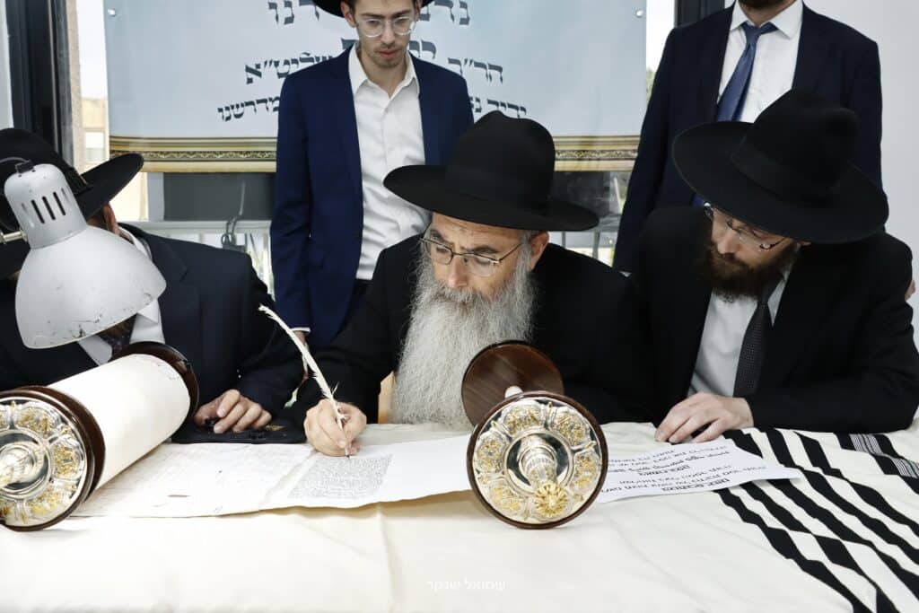 בהשתתפות גדולי ישראל: בכתר תורה הכניסו ס"ת