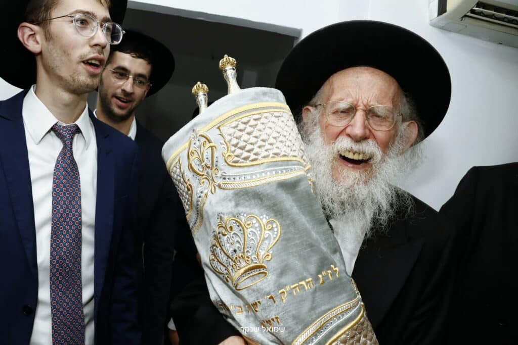 בהשתתפות גדולי ישראל: בכתר תורה הכניסו ס"ת