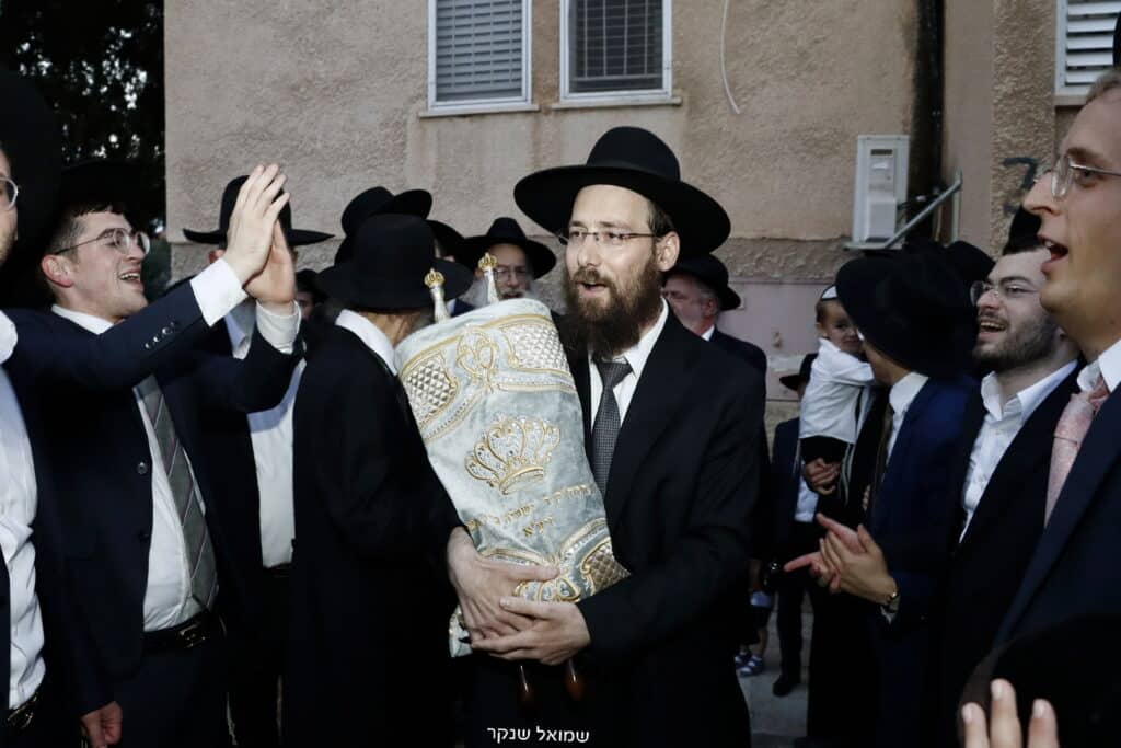 בהשתתפות גדולי ישראל: בכתר תורה הכניסו ס"ת