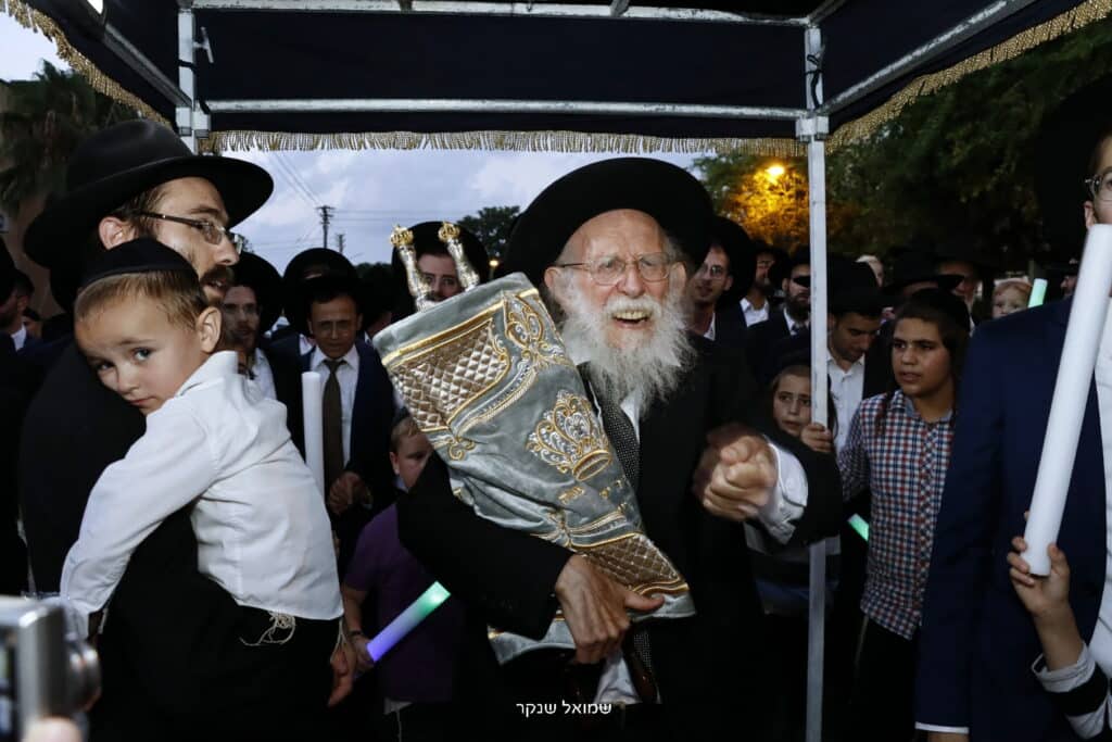 בהשתתפות גדולי ישראל: בכתר תורה הכניסו ס"ת