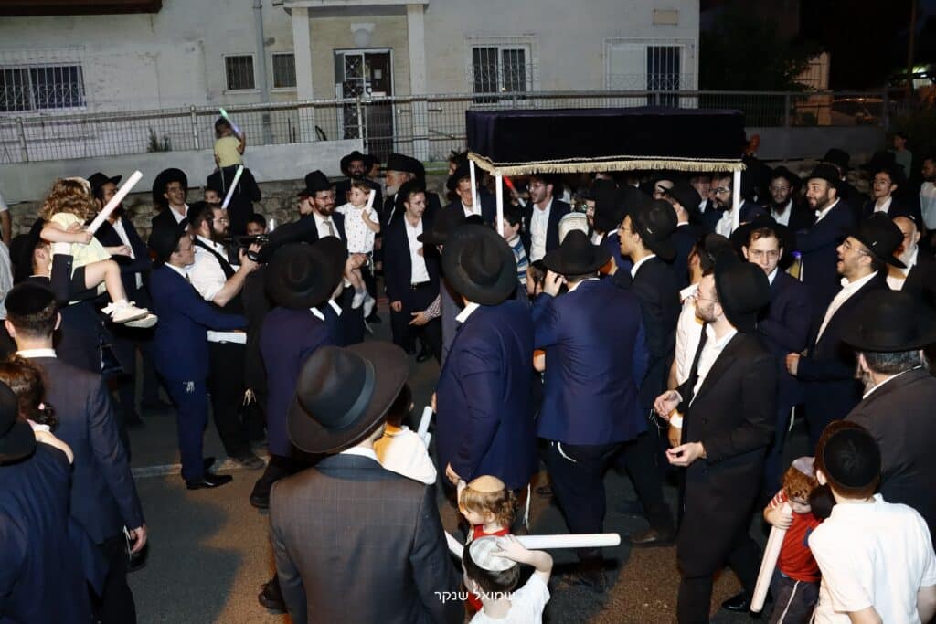 בהשתתפות גדולי ישראל: בכתר תורה הכניסו ס"ת