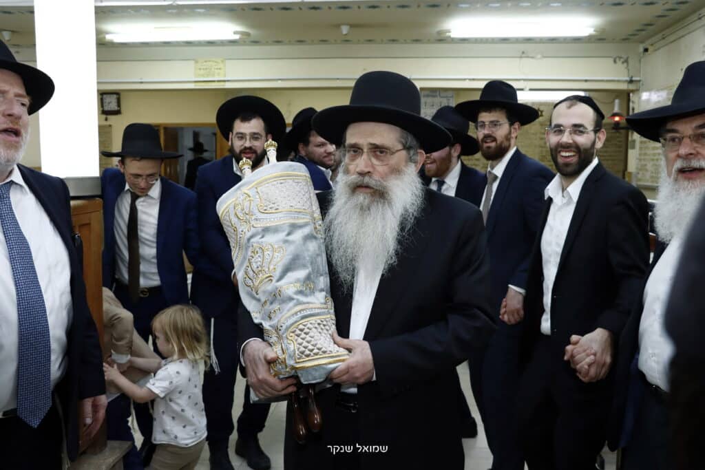 בהשתתפות גדולי ישראל: בכתר תורה הכניסו ס"ת