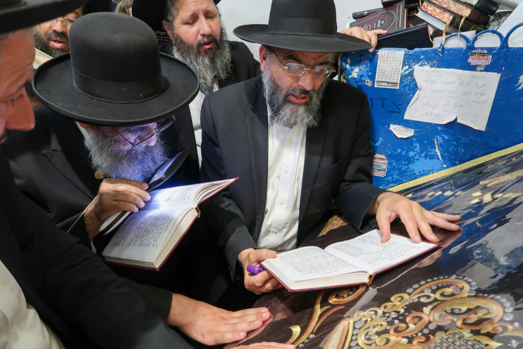 גלריה: ראש הישיבה הגיע להתפלל בציון הרשב"י