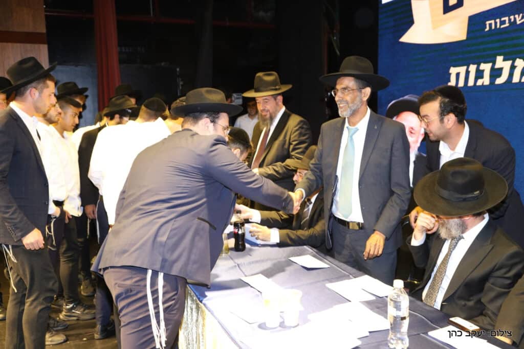 בפתח תקווה חילקו מאות אלפי שקלים לבחורי הישיבות בפתח תקווה חילקו מאות אלפי שקלים לבחורי הישיבות
