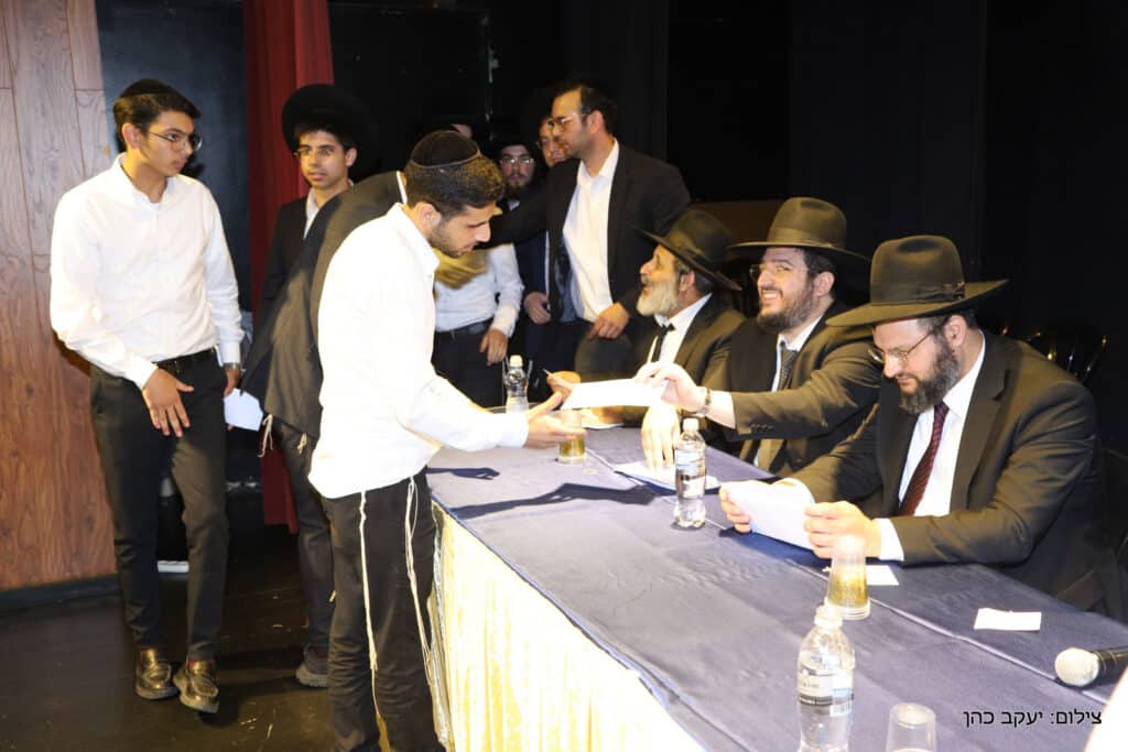 בפתח תקווה חילקו מאות אלפי שקלים לבחורי הישיבות בפתח תקווה חילקו מאות אלפי שקלים לבחורי הישיבות