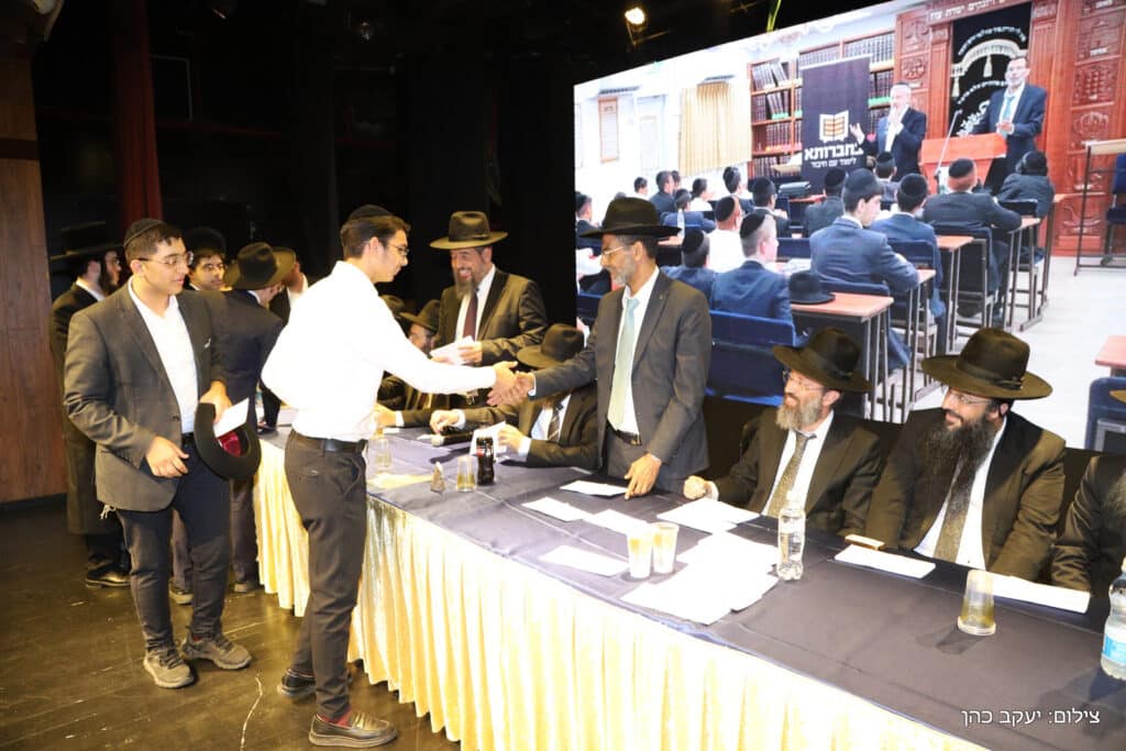 בפתח תקווה חילקו מאות אלפי שקלים לבחורי הישיבות בפתח תקווה חילקו מאות אלפי שקלים לבחורי הישיבות