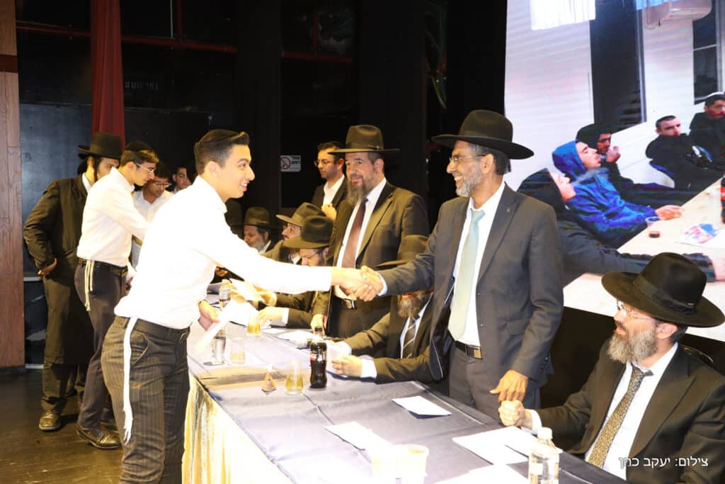בפתח תקווה חילקו מאות אלפי שקלים לבחורי הישיבות בפתח תקווה חילקו מאות אלפי שקלים לבחורי הישיבות