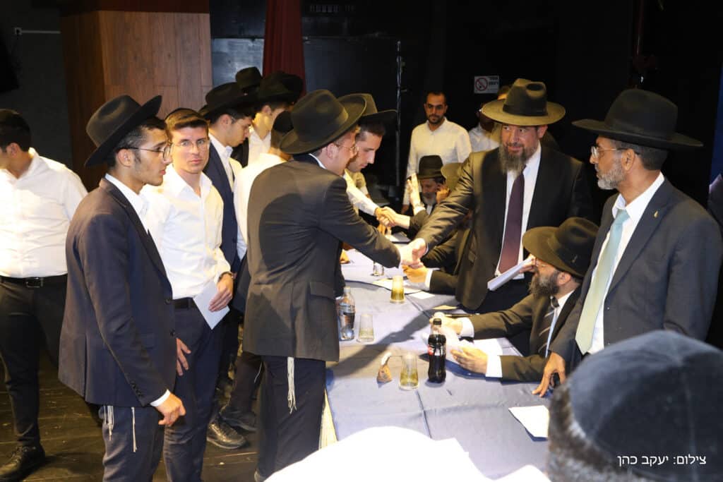 בפתח תקווה חילקו מאות אלפי שקלים לבחורי הישיבות בפתח תקווה חילקו מאות אלפי שקלים לבחורי הישיבות
