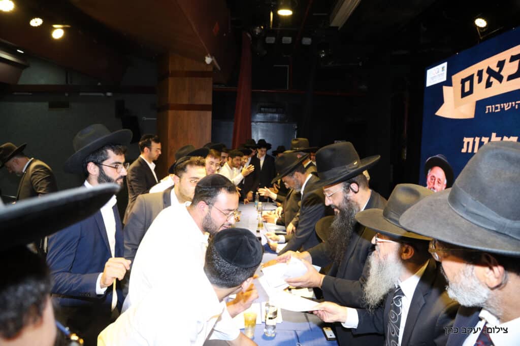 בפתח תקווה חילקו מאות אלפי שקלים לבחורי הישיבות בפתח תקווה חילקו מאות אלפי שקלים לבחורי הישיבות