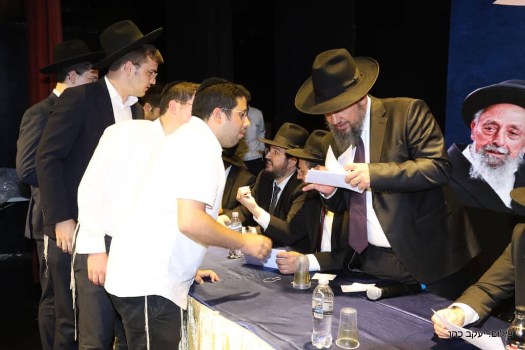 בפתח תקווה חילקו מאות אלפי שקלים לבחורי הישיבות בפתח תקווה חילקו מאות אלפי שקלים לבחורי הישיבות