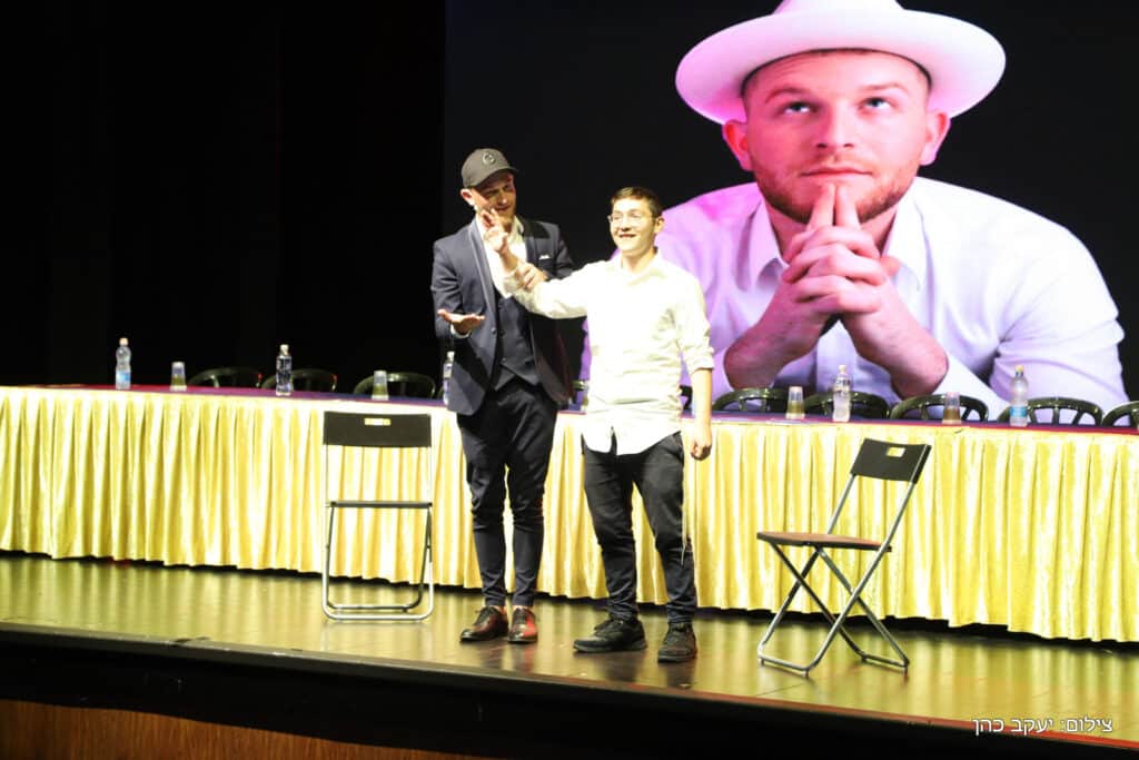 בפתח תקווה חילקו מאות אלפי שקלים לבחורי הישיבות בפתח תקווה חילקו מאות אלפי שקלים לבחורי הישיבות