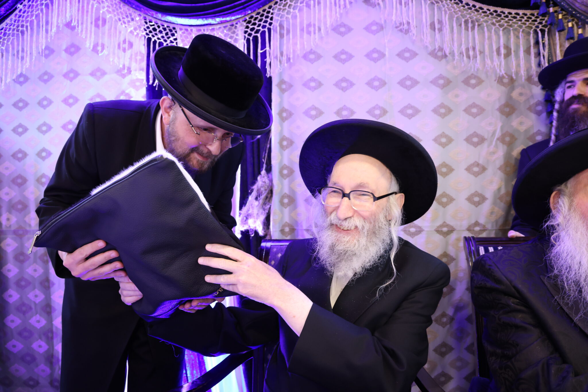 מעמד חלוקת תעודות ומלגות למאות נבחני 'שינון וחזרה'