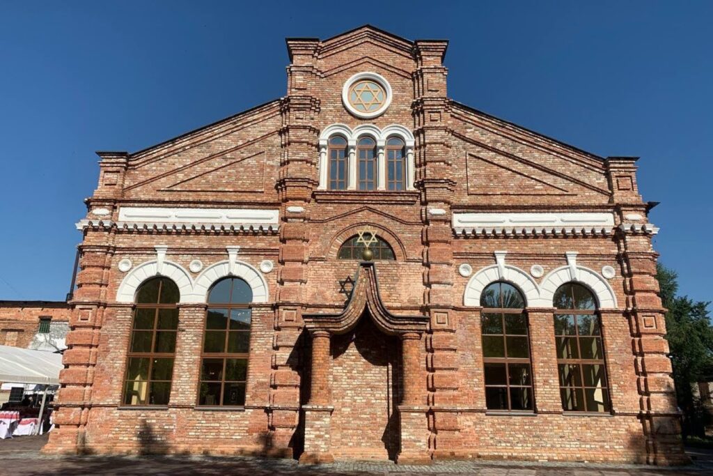 המונים בחגיגת חנוכת הבית לבית הכנסת חב"ד המונים בחגיגת חנוכת הבית לבית הכנסת חב"ד