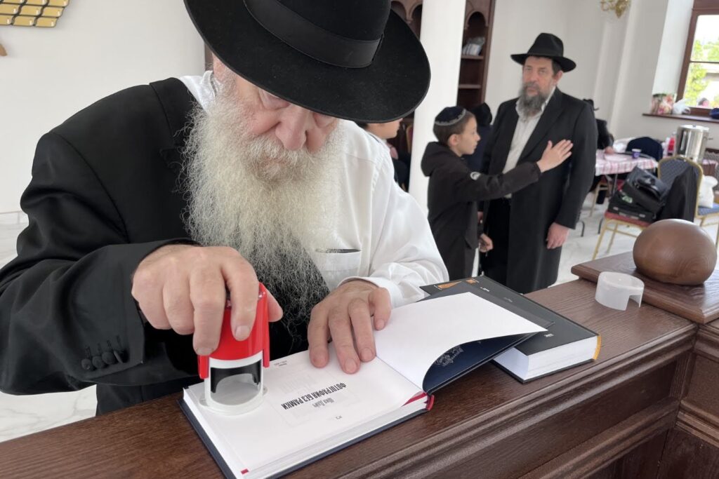 המונים בחגיגת חנוכת הבית לבית הכנסת חב"ד המונים בחגיגת חנוכת הבית לבית הכנסת חב"ד