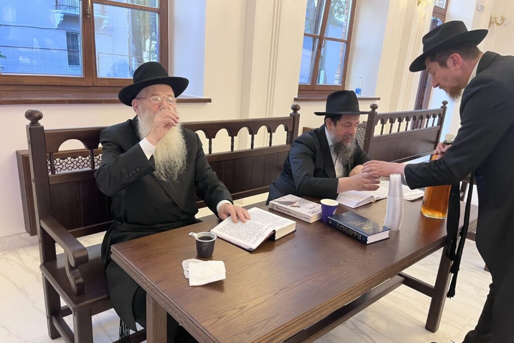 המונים בחגיגת חנוכת הבית לבית הכנסת חב"ד המונים בחגיגת חנוכת הבית לבית הכנסת חב"ד