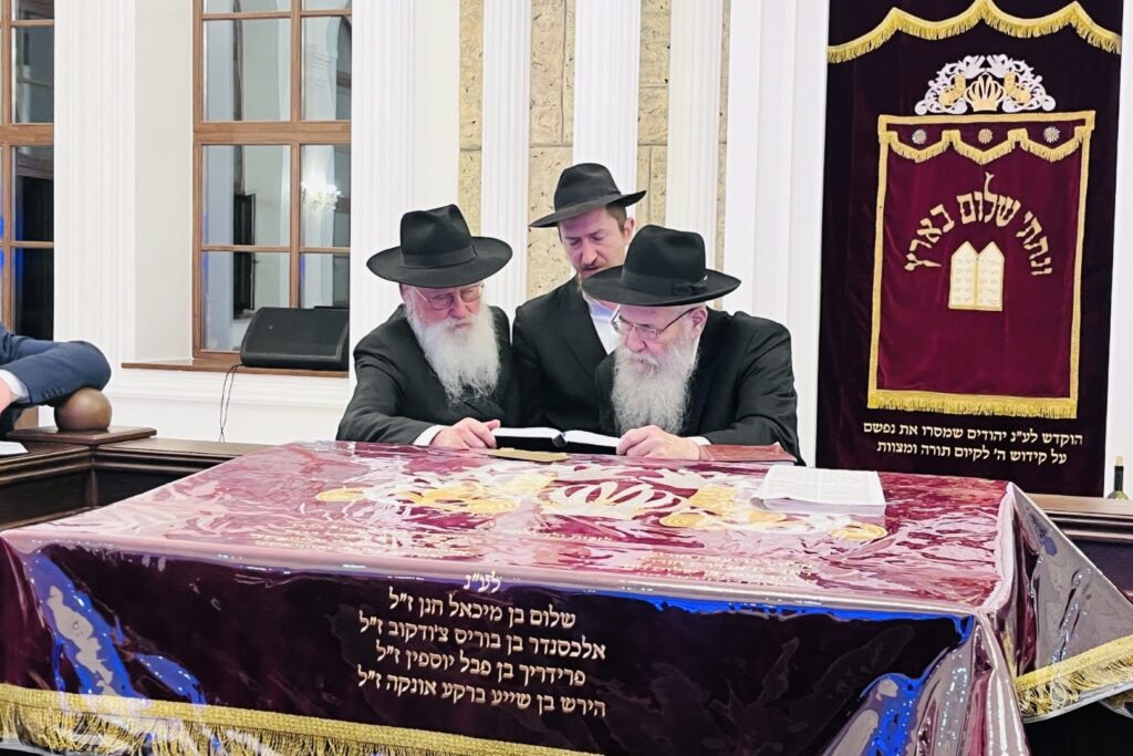 המונים בחגיגת חנוכת הבית לבית הכנסת חב"ד המונים בחגיגת חנוכת הבית לבית הכנסת חב"ד