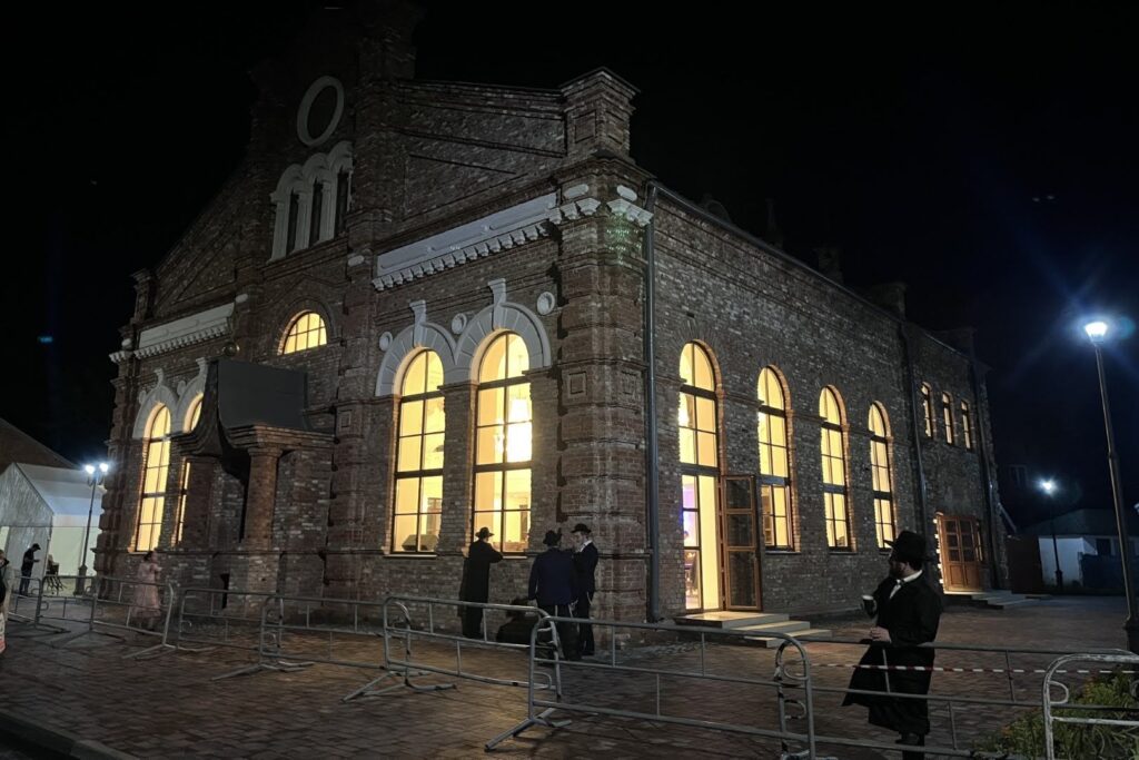 המונים בחגיגת חנוכת הבית לבית הכנסת חב"ד המונים בחגיגת חנוכת הבית לבית הכנסת חב"ד