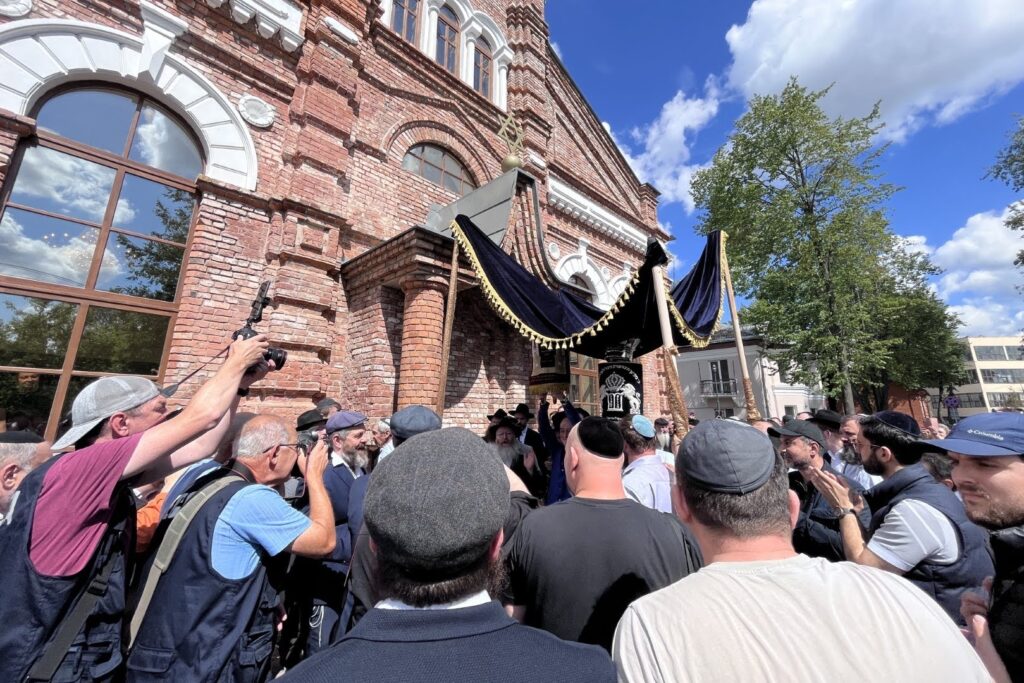המונים בחגיגת חנוכת הבית לבית הכנסת חב"ד המונים בחגיגת חנוכת הבית לבית הכנסת חב"ד