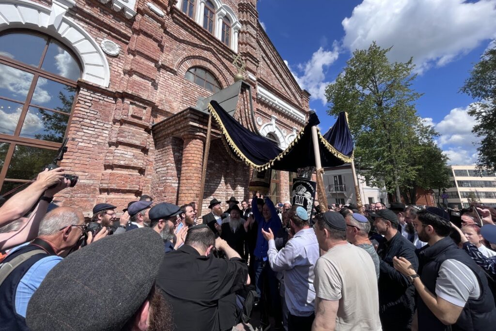 המונים בחגיגת חנוכת הבית לבית הכנסת חב"ד המונים בחגיגת חנוכת הבית לבית הכנסת חב"ד