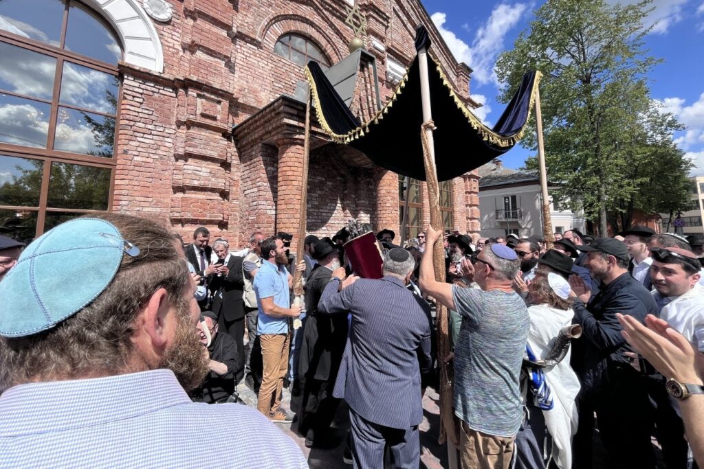 המונים בחגיגת חנוכת הבית לבית הכנסת חב"ד המונים בחגיגת חנוכת הבית לבית הכנסת חב"ד