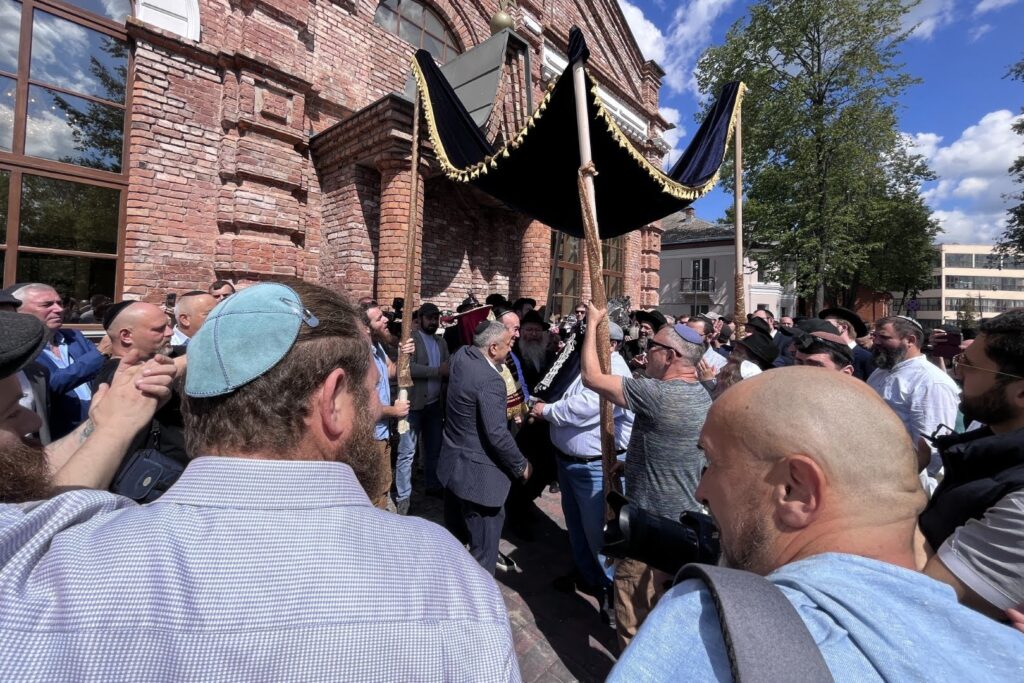 המונים בחגיגת חנוכת הבית לבית הכנסת חב"ד המונים בחגיגת חנוכת הבית לבית הכנסת חב"ד