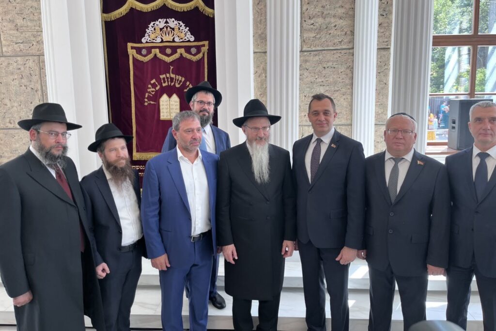 המונים בחגיגת חנוכת הבית לבית הכנסת חב"ד המונים בחגיגת חנוכת הבית לבית הכנסת חב"ד