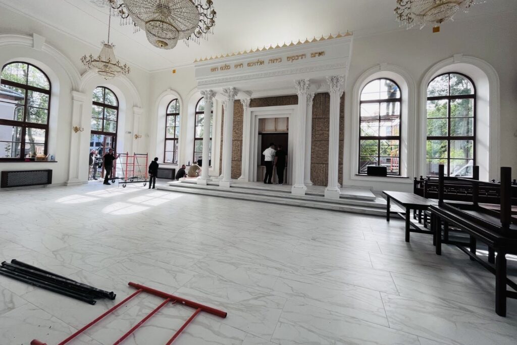 המונים בחגיגת חנוכת הבית לבית הכנסת חב"ד המונים בחגיגת חנוכת הבית לבית הכנסת חב"ד